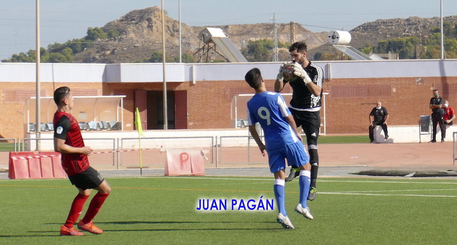 El meta visitante bloca el balón en presencia de Nono 