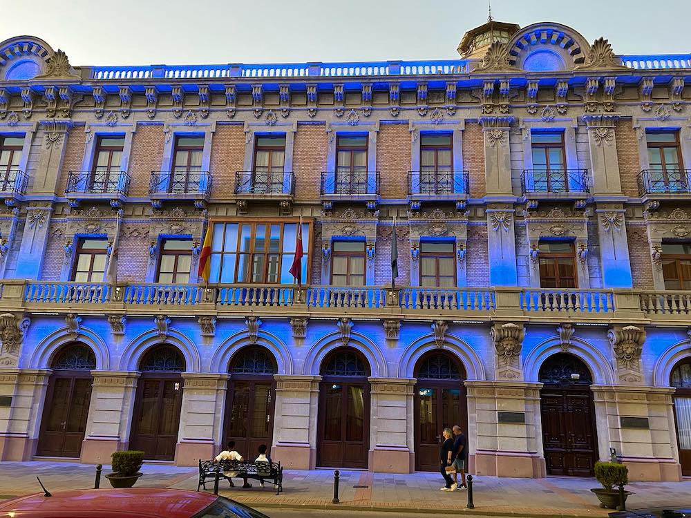 ¿Qué significan los colores proyectados sobre la fachada de la Casa del